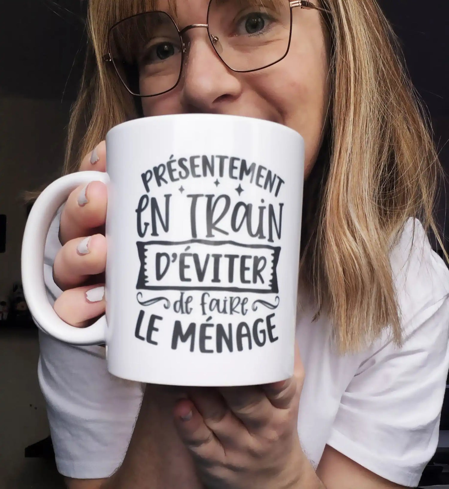 Une tasse en céramique blanche avec une inscription française noire.