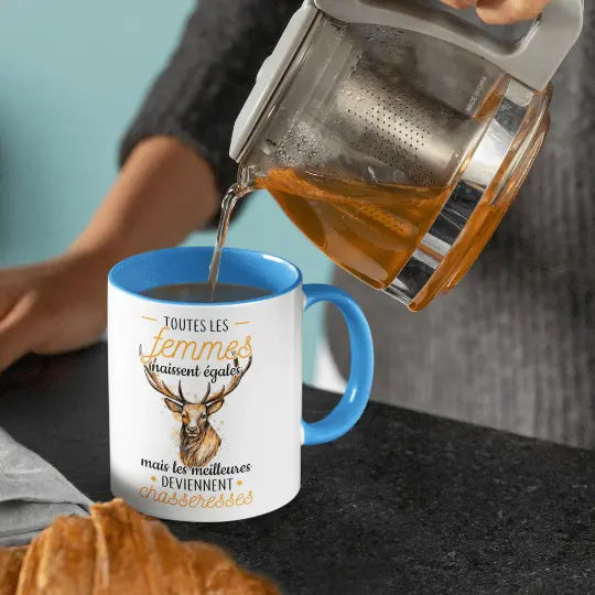 Mug céramique - Les femmes naissent égales mais les meilleures deviennent chasseresses - Bleu
