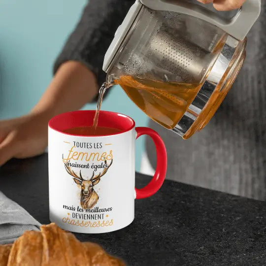Mug céramique - Les femmes naissent égales mais les meilleures deviennent chasseresses - Rouge