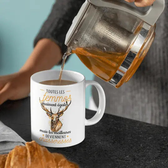 Mug céramique - Les femmes naissent égales mais les meilleures deviennent chasseresses - Blanc