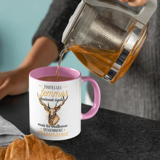 Mug céramique - Les femmes naissent égales mais les meilleures deviennent chasseresses - Rose