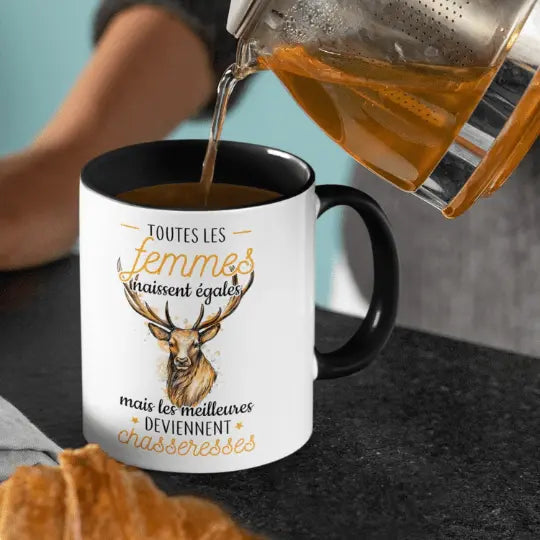 Mug céramique - Les femmes naissent égales mais les meilleures deviennent chasseresses - Noir