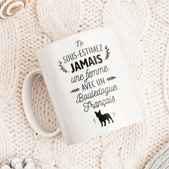 Mug céramique - Ne sous-estimez jamais une femme avec un bouledogue français - Blanc - Mugs