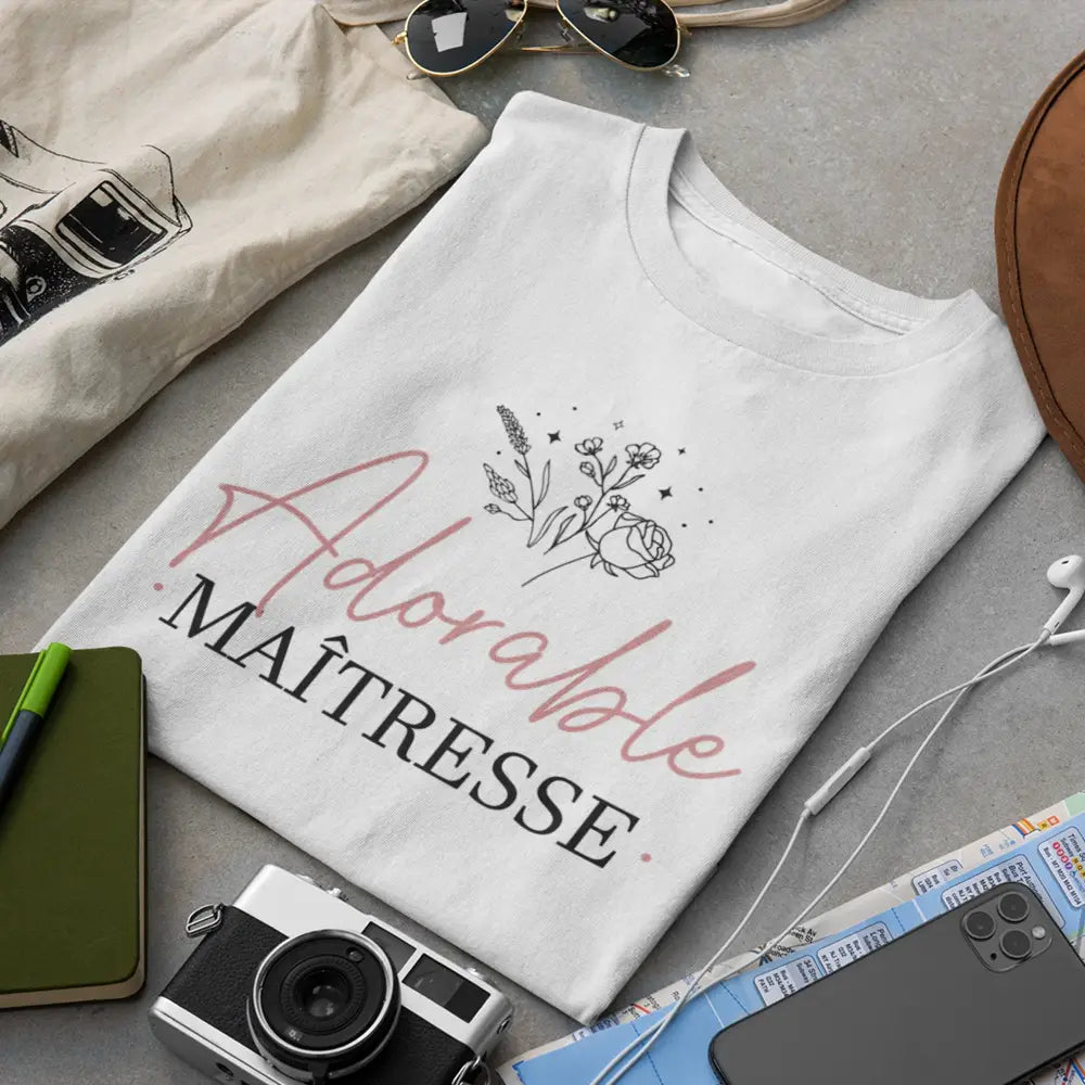 T-shirt femme avec l’inscription "Adorable Maîtresse" – Un design unique pour une maîtresse attentionnée et bienveillante. Idéal comme cadeau pour une institutrice passionnée.