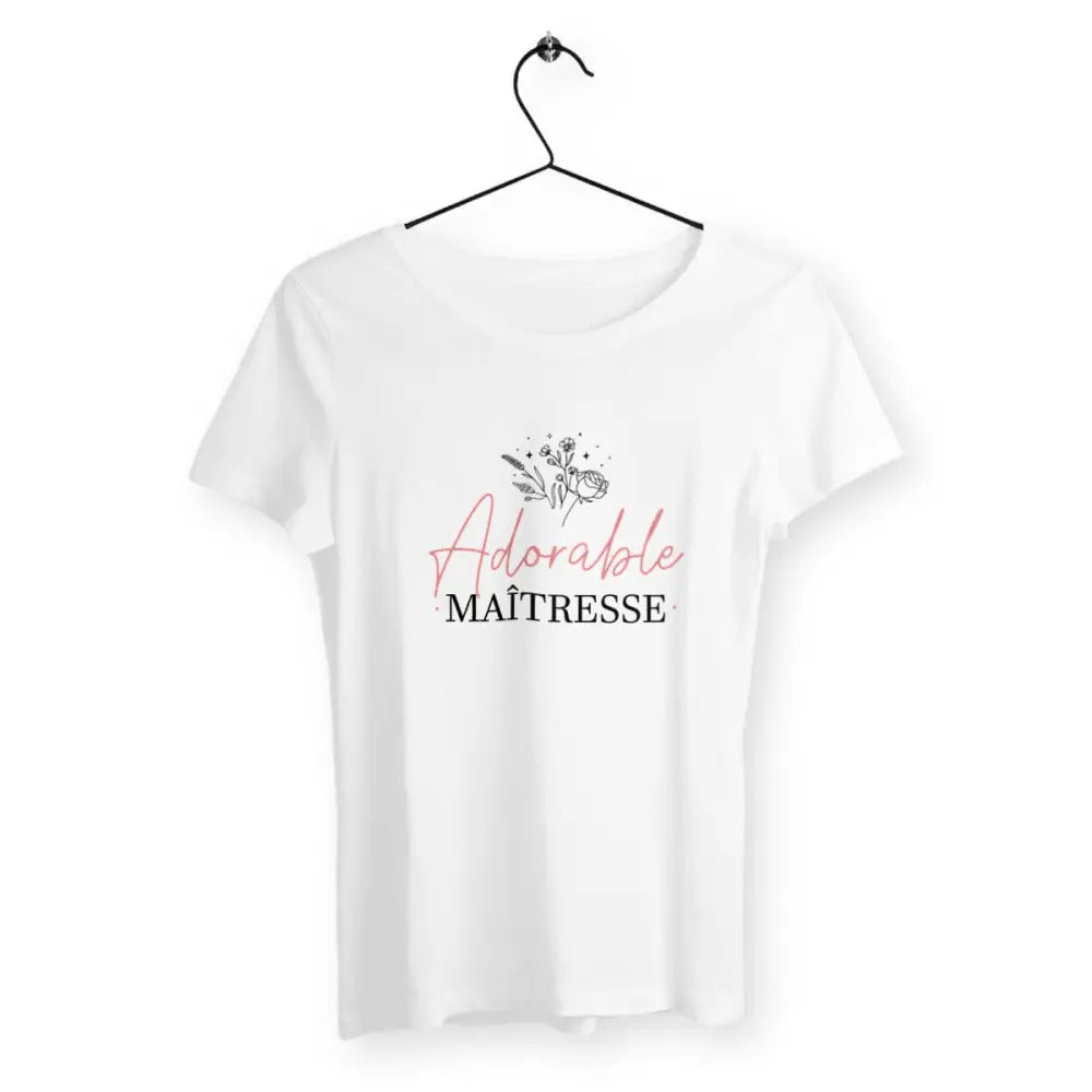 T-shirt femme avec l’inscription "Adorable Maîtresse" – Un design unique pour une maîtresse attentionnée et bienveillante. Idéal comme cadeau pour une institutrice passionnée.
