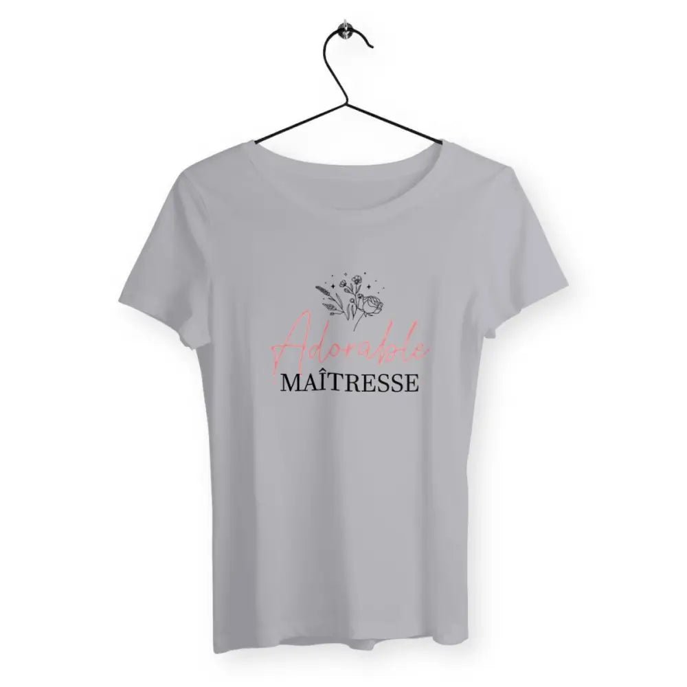 T-shirt femme avec l’inscription "Adorable Maîtresse" – Un design unique pour une maîtresse attentionnée et bienveillante. Idéal comme cadeau pour une institutrice passionnée.