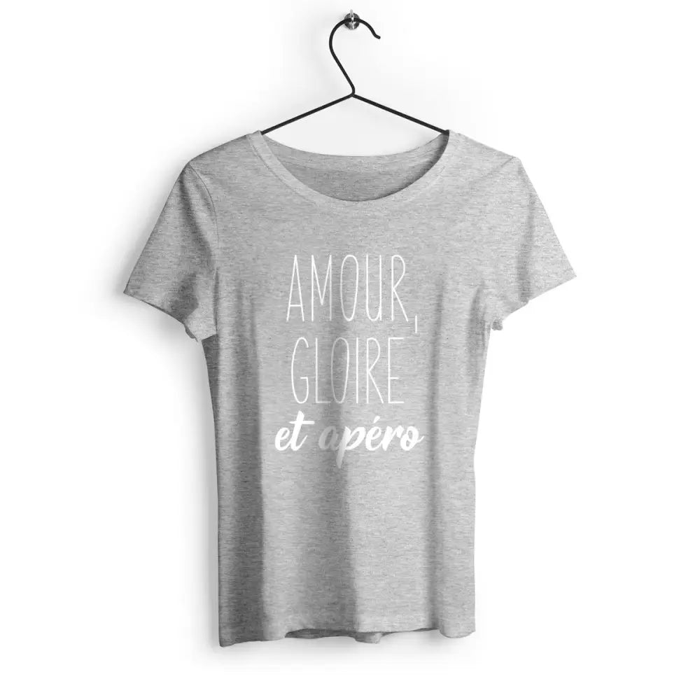 T-shirt femme avec l'inscription 'Amour, gloire et apéro', un design amusant et décontracté, parfait pour les fans de moments conviviaux et de bonne humeur.