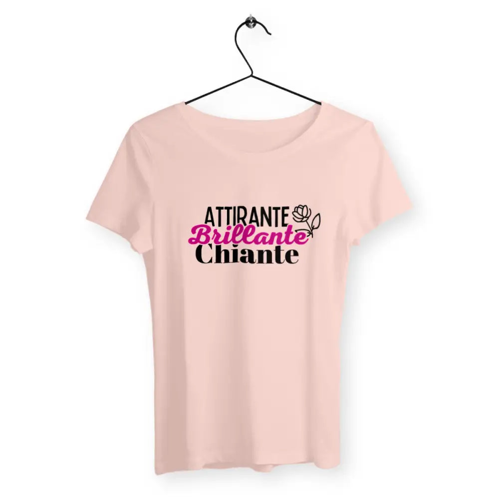 T-shirt femme avec l'inscription 'Attirante, brillante, chiante', un design audacieux et humoristique qui reflète une personnalité sans filtre.