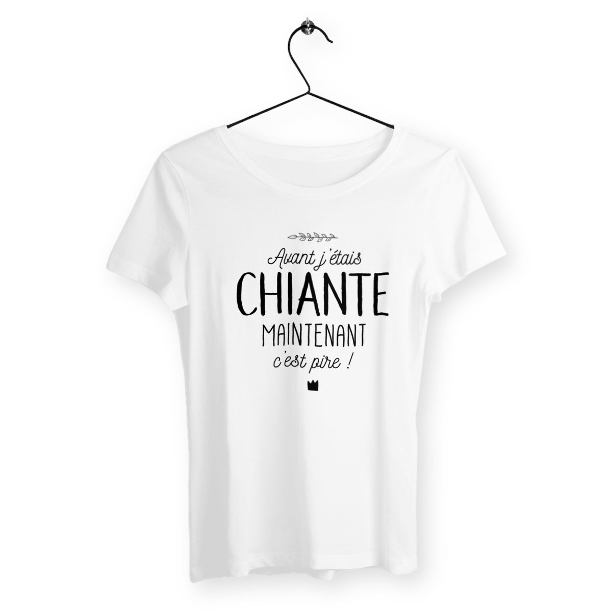 T-shirt femme avec l'inscription "Avant j'étais chiante, maintenant c'est pire", un modèle humoristique et audacieux pour celles qui assument leur caractère bien trempé. Confortable et original, parfait pour ajouter une touche de fun et d’autodérision à votre style.
