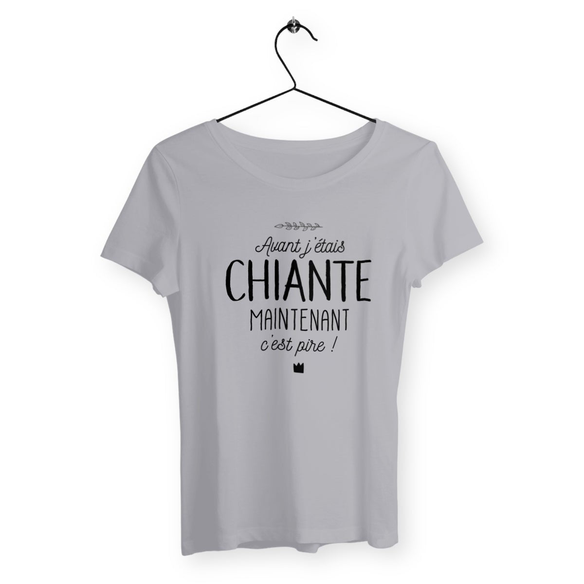 T-shirt femme avec l'inscription "Avant j'étais chiante, maintenant c'est pire", un modèle humoristique et audacieux pour celles qui assument leur caractère bien trempé. Confortable et original, parfait pour ajouter une touche de fun et d’autodérision à votre style.