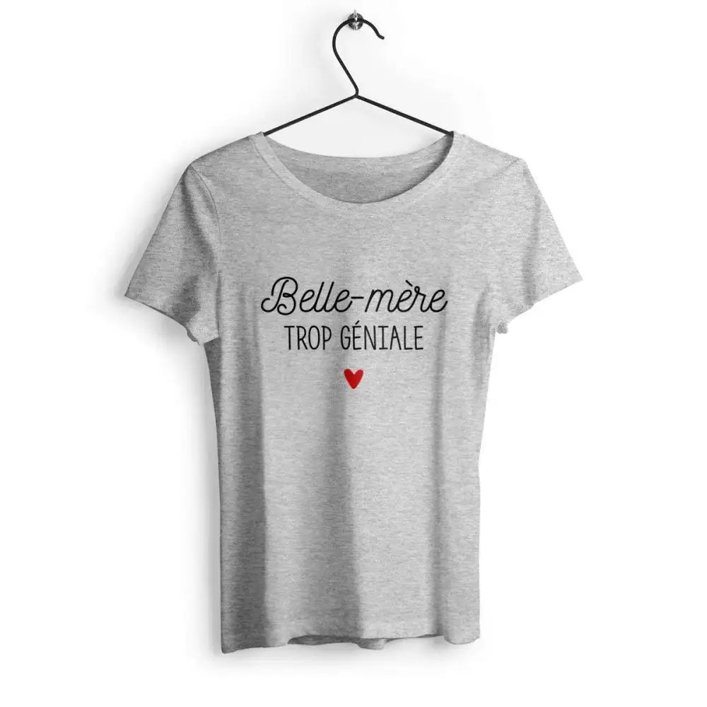 T-shirt femme avec l'inscription 'Belle-mère trop géniale' en typographie moderne et audacieuse, parfait pour afficher fièrement son rôle de belle-mère avec humour et confiance.