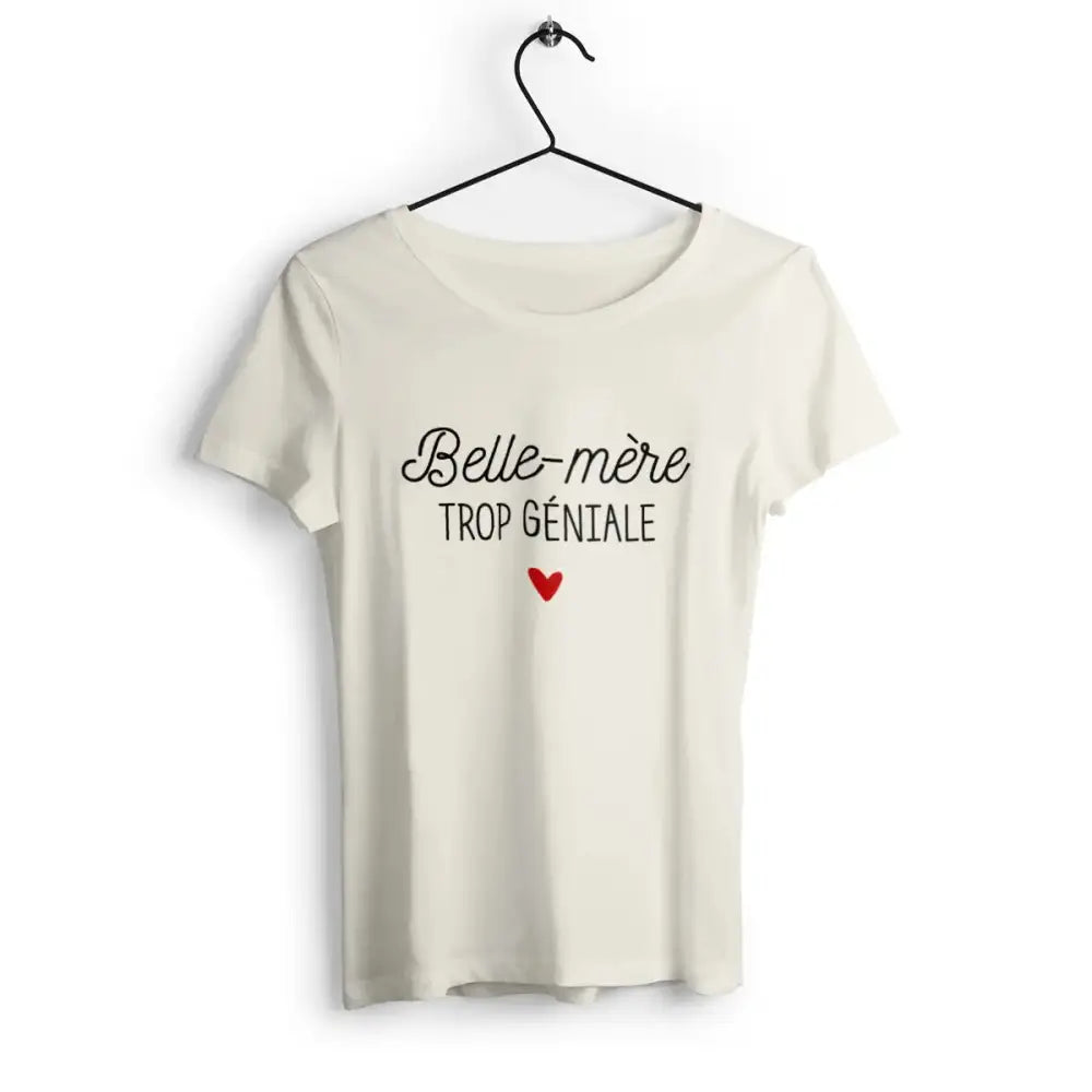 T-shirt femme avec l'inscription 'Belle-mère trop géniale' en typographie moderne et audacieuse, parfait pour afficher fièrement son rôle de belle-mère avec humour et confiance.