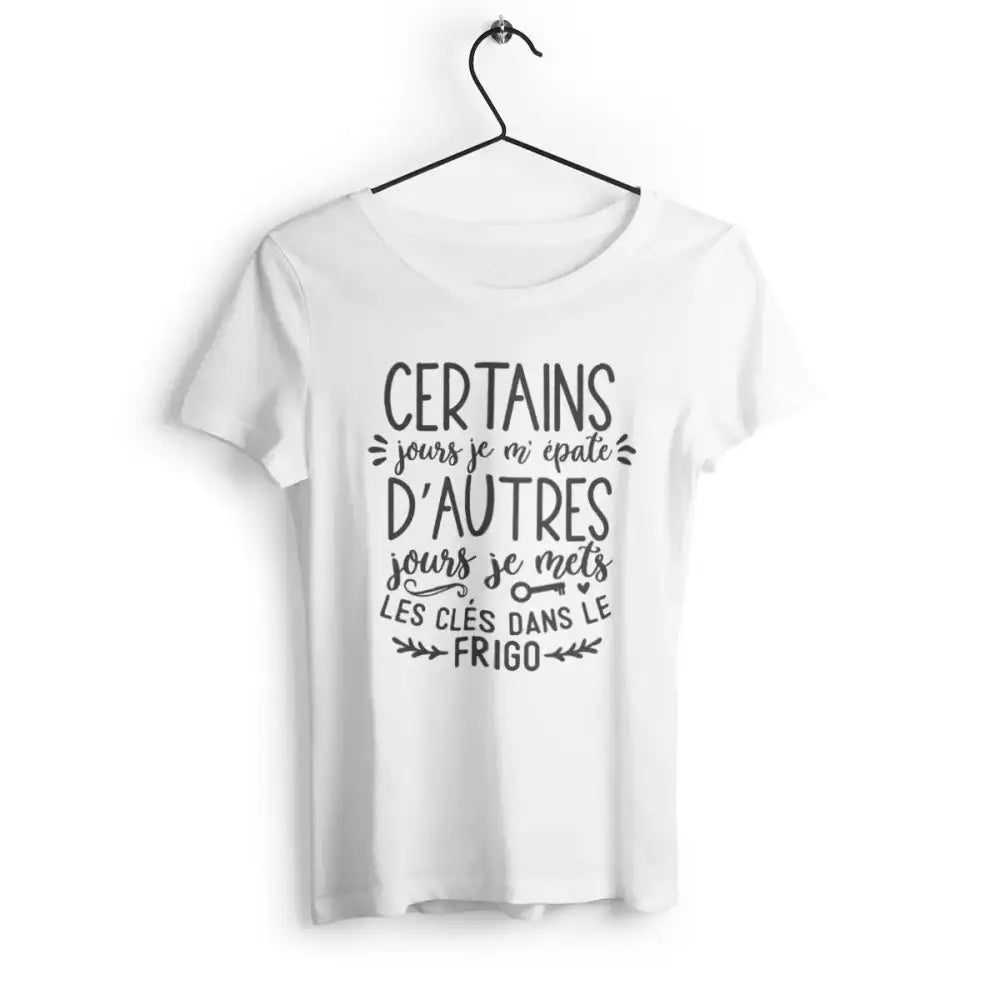 T-shirt femme avec l'inscription 'Certains jours je m'épate' en typographie positive et motivante, parfait pour afficher une confiance en soi décontractée et pleine d'humour.