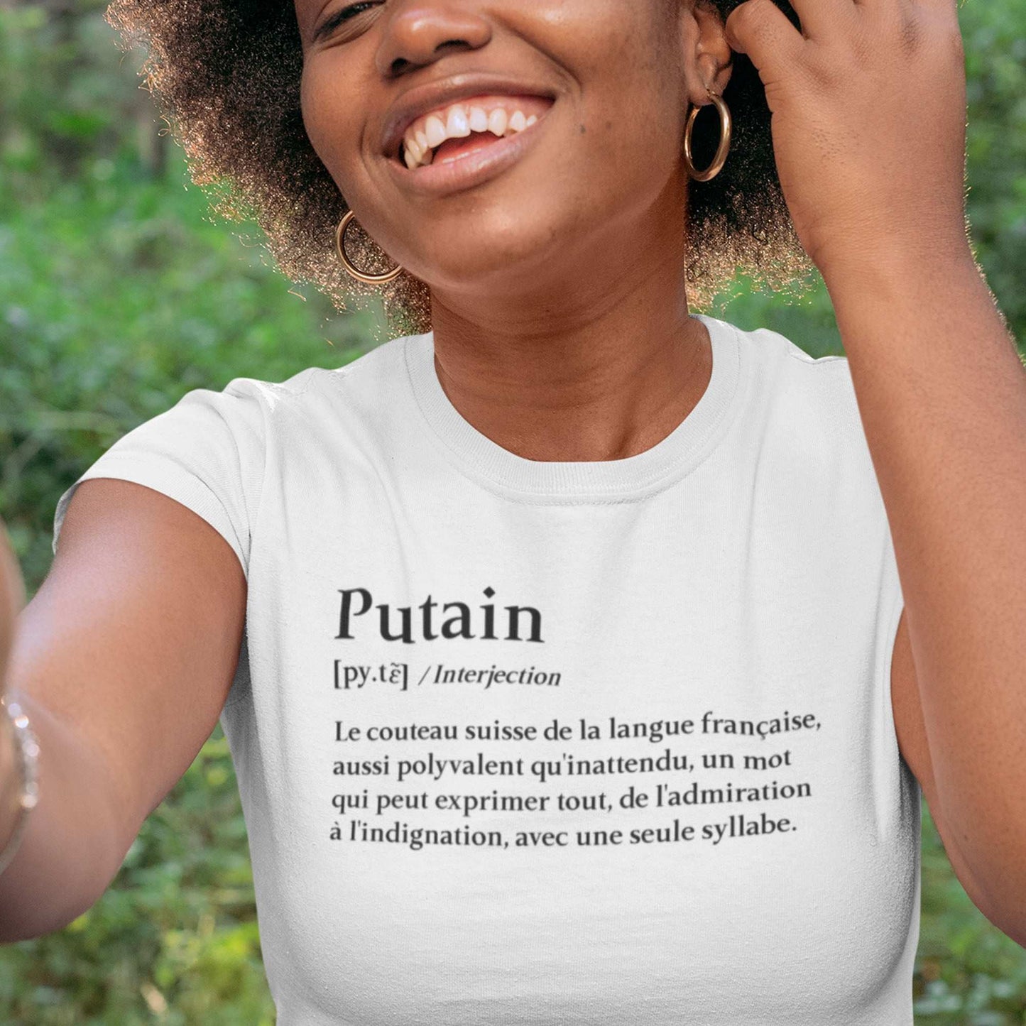 T-shirt femme avec l'inscription 'Définition putain' en typographie audacieuse et provocante, parfait pour un look décalé et original.