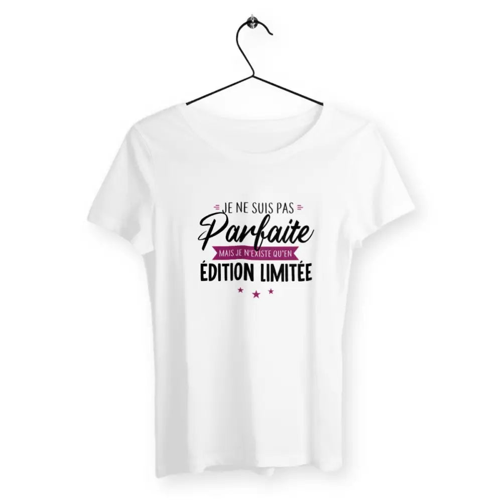 T-shirt femme avec l'inscription "Existe qu'en édition limitée", un modèle unique et exclusif pour celles qui aiment se démarquer. Confortable et stylé, parfait pour afficher votre singularité avec une touche d'humour et de rareté.