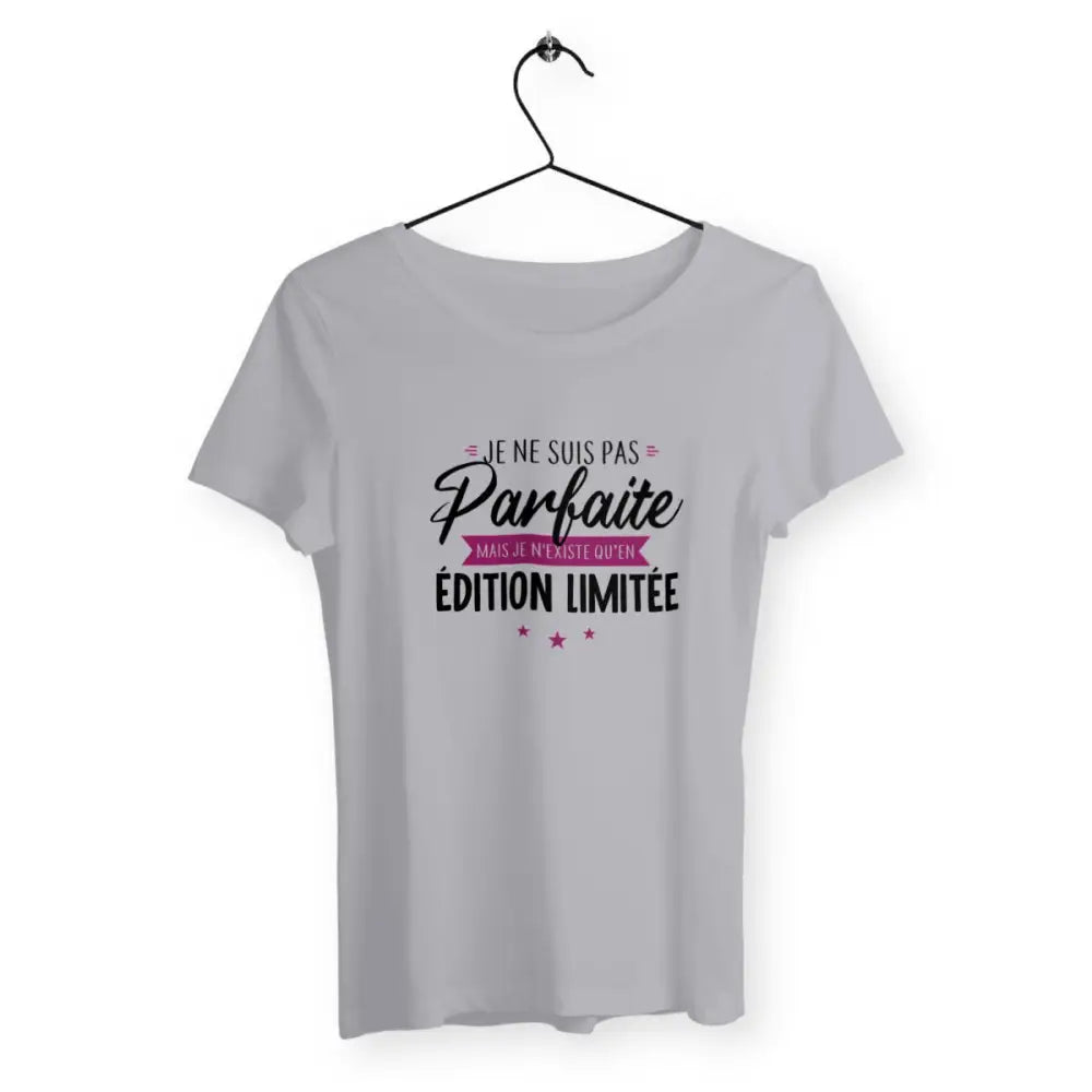 T-shirt femme avec l'inscription "Existe qu'en édition limitée", un modèle unique et exclusif pour celles qui aiment se démarquer. Confortable et stylé, parfait pour afficher votre singularité avec une touche d'humour et de rareté.