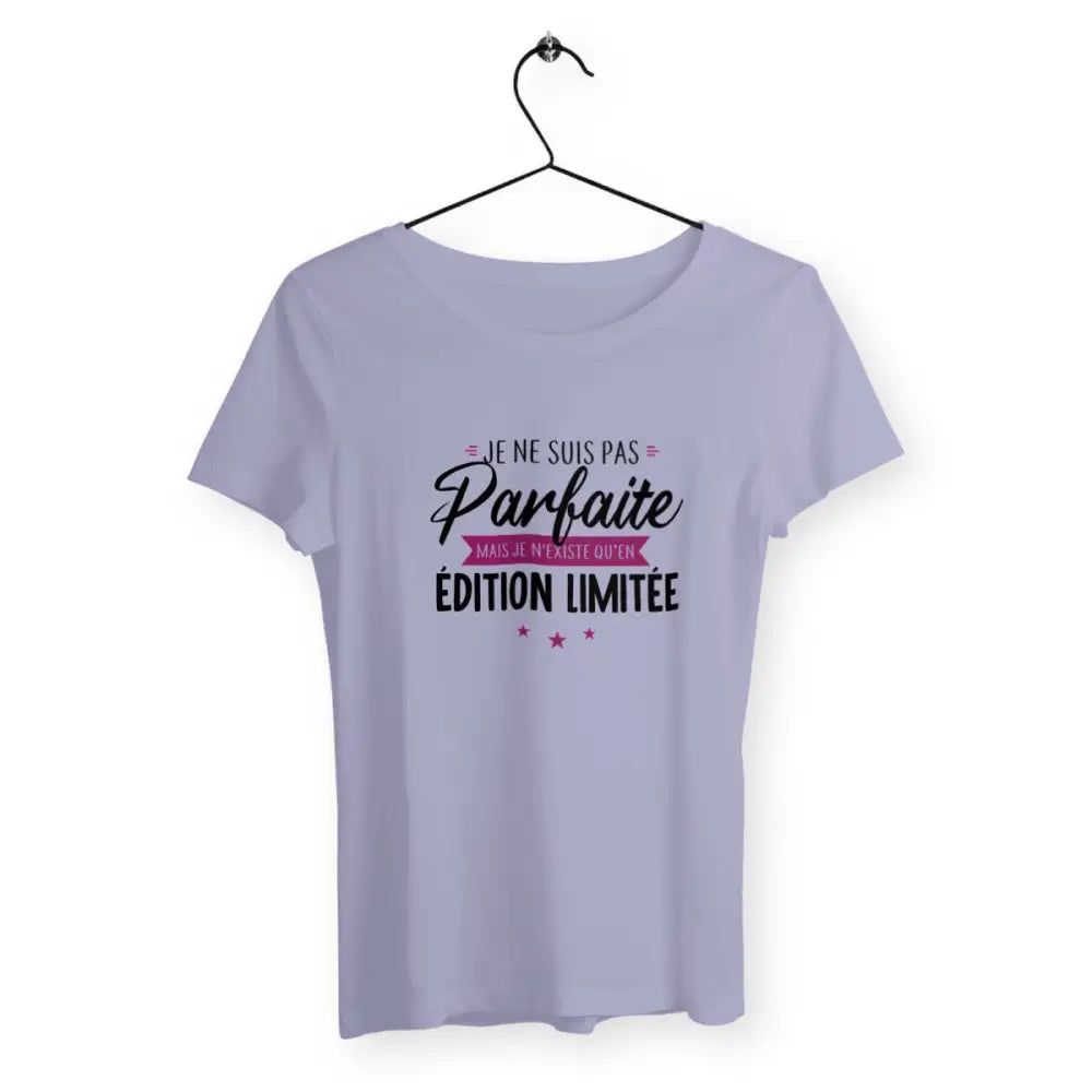 T-shirt femme avec l'inscription "Existe qu'en édition limitée", un modèle unique et exclusif pour celles qui aiment se démarquer. Confortable et stylé, parfait pour afficher votre singularité avec une touche d'humour et de rareté.