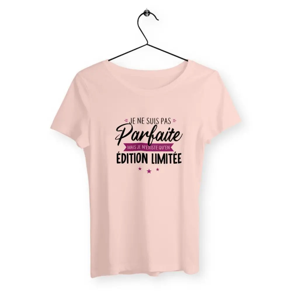 T-shirt femme avec l'inscription "Existe qu'en édition limitée", un modèle unique et exclusif pour celles qui aiment se démarquer. Confortable et stylé, parfait pour afficher votre singularité avec une touche d'humour et de rareté.