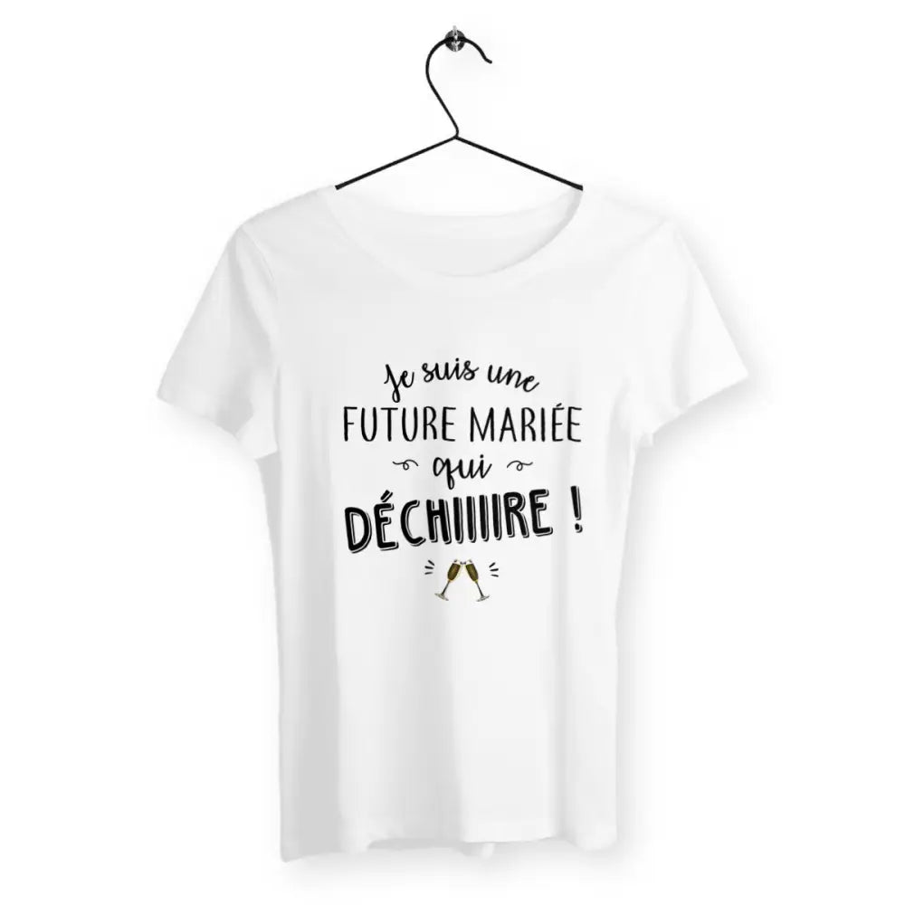 T-shirt femme blanc avec l'inscription 'Future mariée qui déchire' en lettres stylisées, conçu pour les futures mariées prêtes à briller avec humour et style. Ce design amusant et unique est idéal pour célébrer l'un des moments les plus importants de la vie.