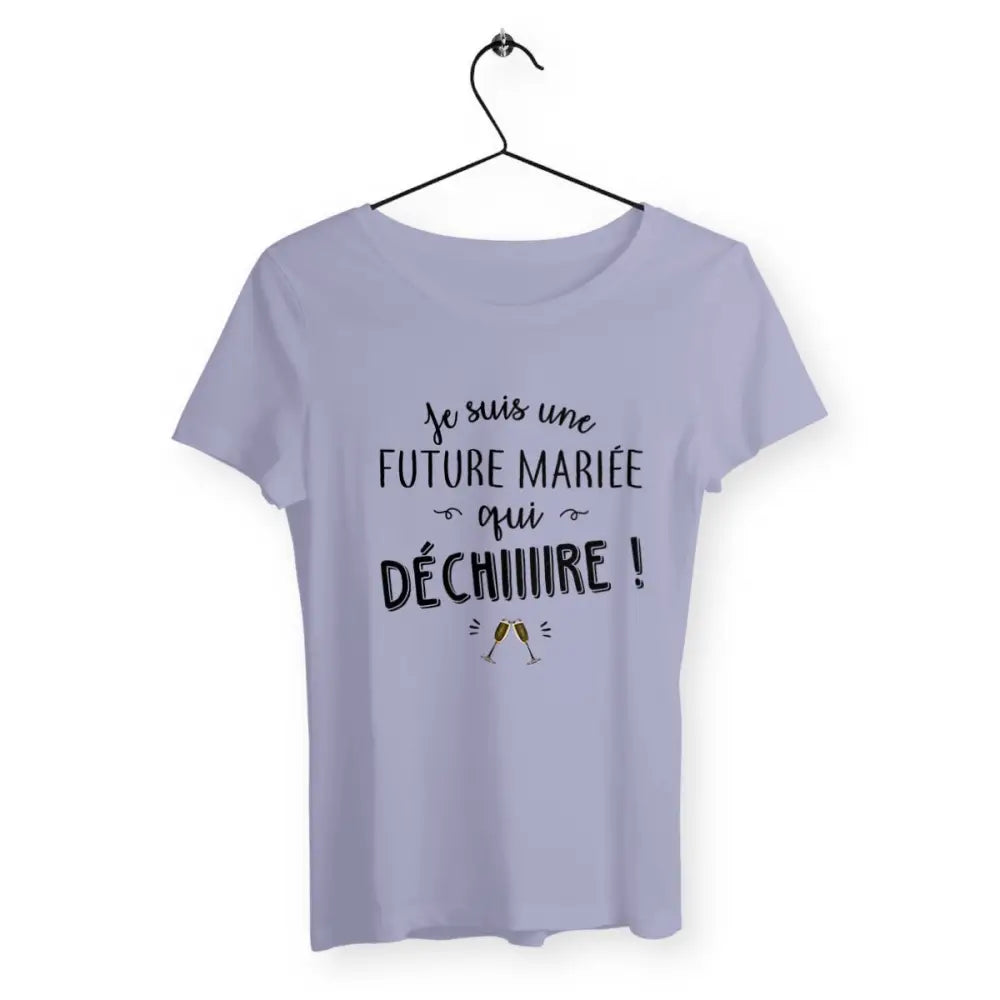 T-shirt femme blanc avec l'inscription 'Future mariée qui déchire' en lettres stylisées, conçu pour les futures mariées prêtes à briller avec humour et style. Ce design amusant et unique est idéal pour célébrer l'un des moments les plus importants de la vie.