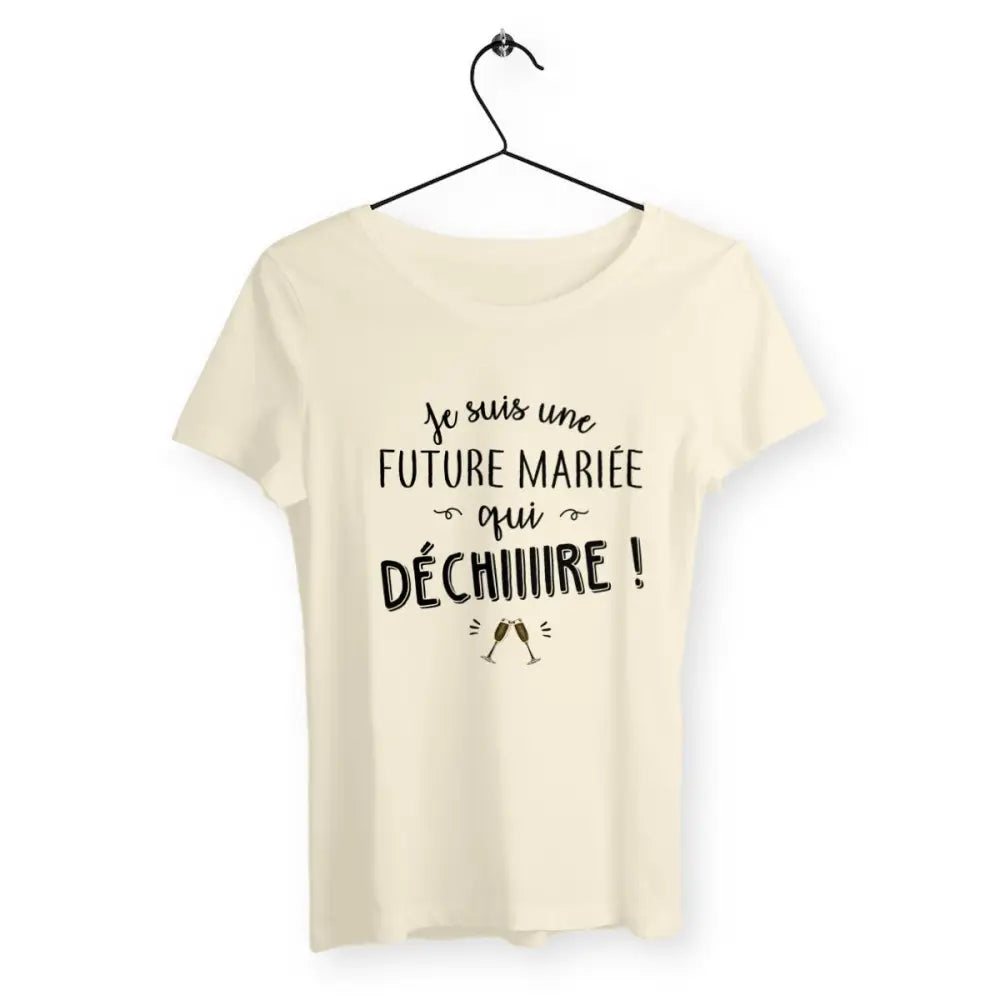 T-shirt femme blanc avec l'inscription 'Future mariée qui déchire' en lettres stylisées, conçu pour les futures mariées prêtes à briller avec humour et style. Ce design amusant et unique est idéal pour célébrer l'un des moments les plus importants de la vie.