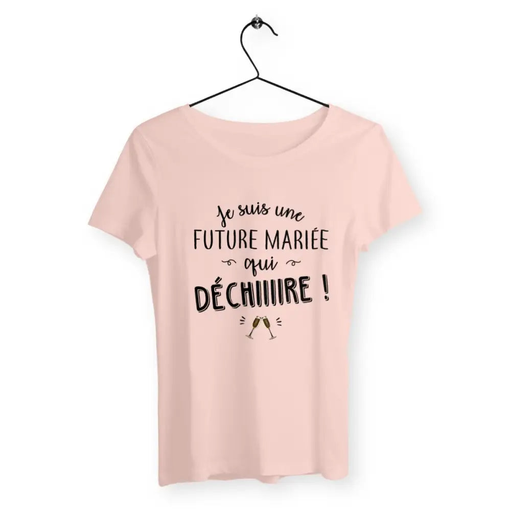 T-shirt femme blanc avec l'inscription 'Future mariée qui déchire' en lettres stylisées, conçu pour les futures mariées prêtes à briller avec humour et style. Ce design amusant et unique est idéal pour célébrer l'un des moments les plus importants de la vie.