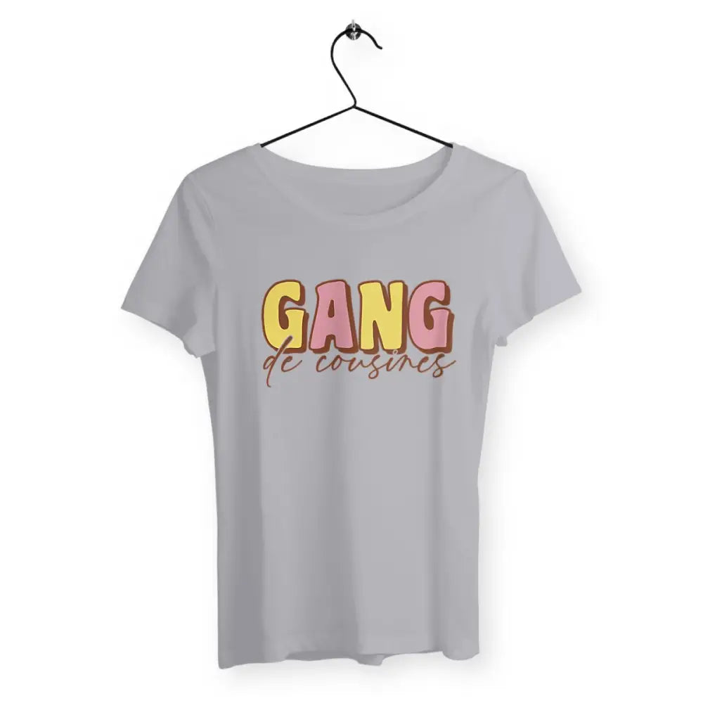 T-shirt femme avec l'inscription 'Gang de cousines', un design fun et complice, parfait pour afficher votre complicité familiale avec style.