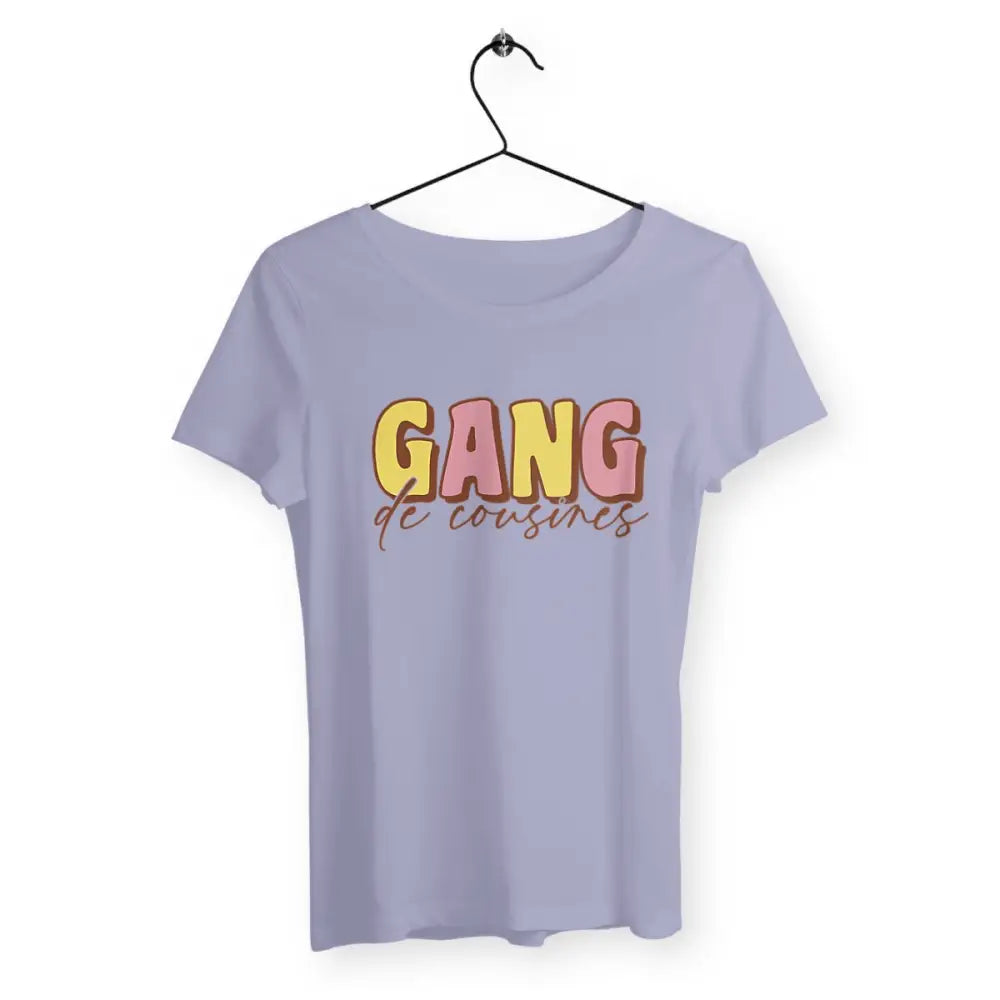 T-shirt femme avec l'inscription 'Gang de cousines', un design fun et complice, parfait pour afficher votre complicité familiale avec style.
