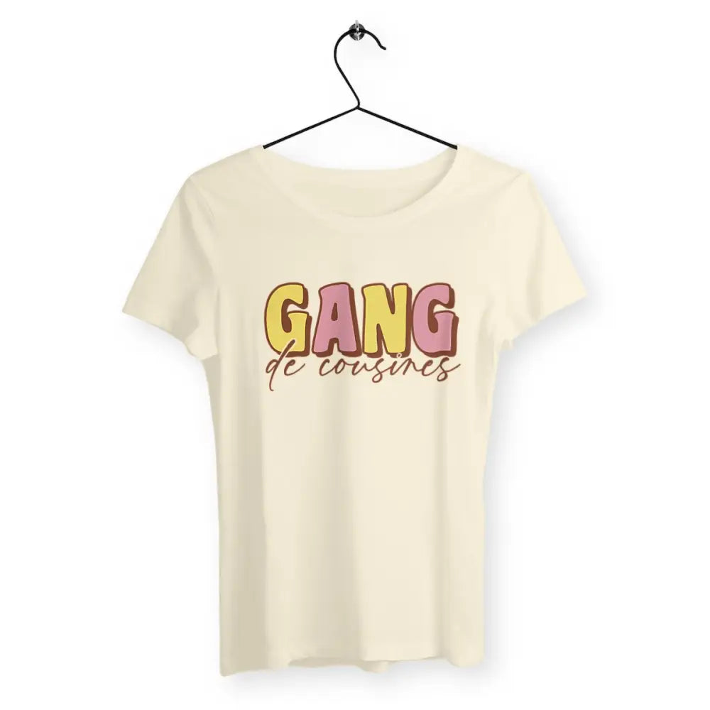 T-shirt femme avec l'inscription 'Gang de cousines', un design fun et complice, parfait pour afficher votre complicité familiale avec style.