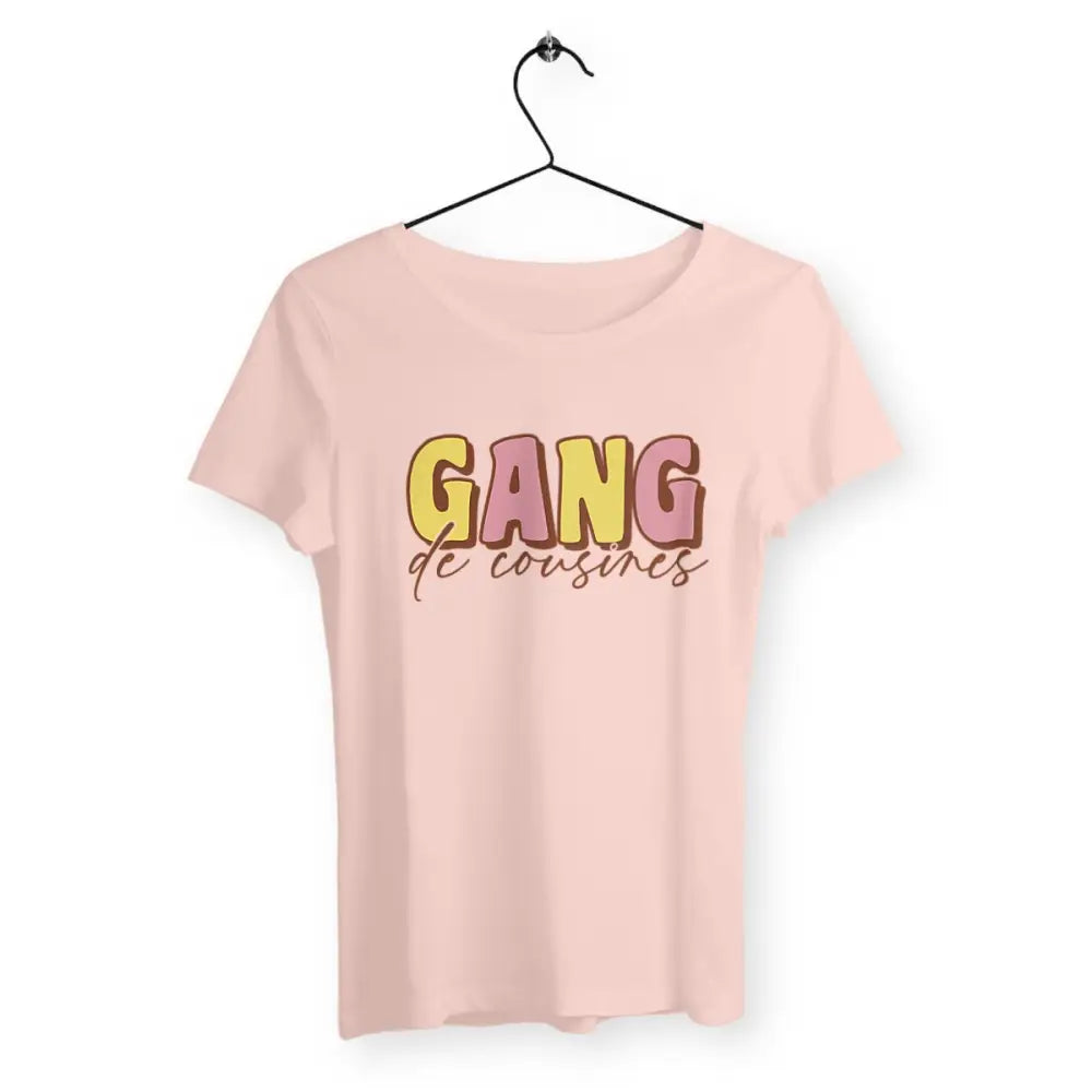T-shirt femme avec l'inscription 'Gang de cousines', un design fun et complice, parfait pour afficher votre complicité familiale avec style.
