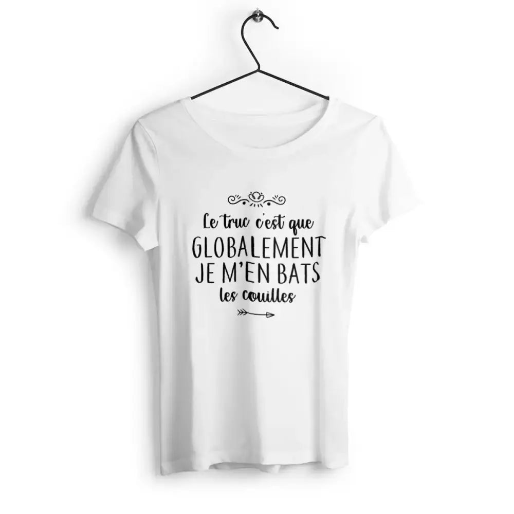 T-shirt femme "Globalement je m'en bats les couilles", design audacieux et humoristique, coupe moderne en coton confortable, idéal pour un look décalé et assumé.