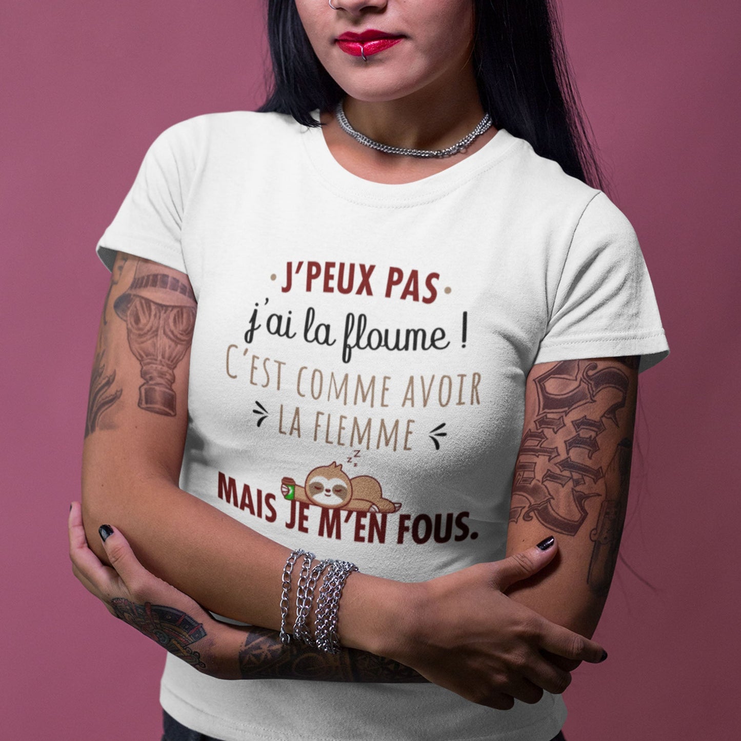 T-shirt femme avec l'inscription "J'ai la floume", parfait pour celles qui aiment exprimer leur humeur décontractée avec humour. Confortable et stylé, il reflète une attitude relax et un état d’esprit zen avec une touche de fun.