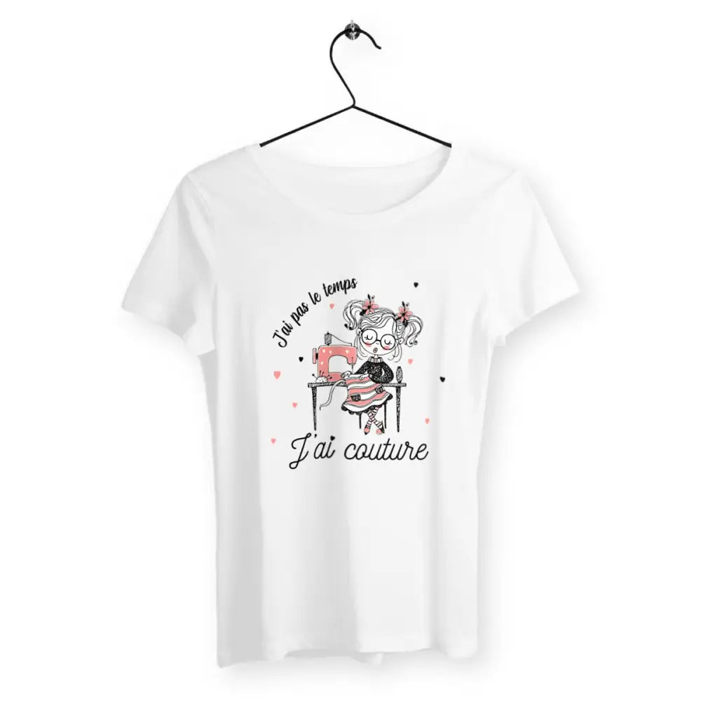 T-shirt femme avec l'inscription "J'ai pas le temps, j'ai couture", un modèle parfait pour les passionnées de couture. Confortable et stylé, il affiche avec humour l'amour pour cette activité créative et minutieuse.