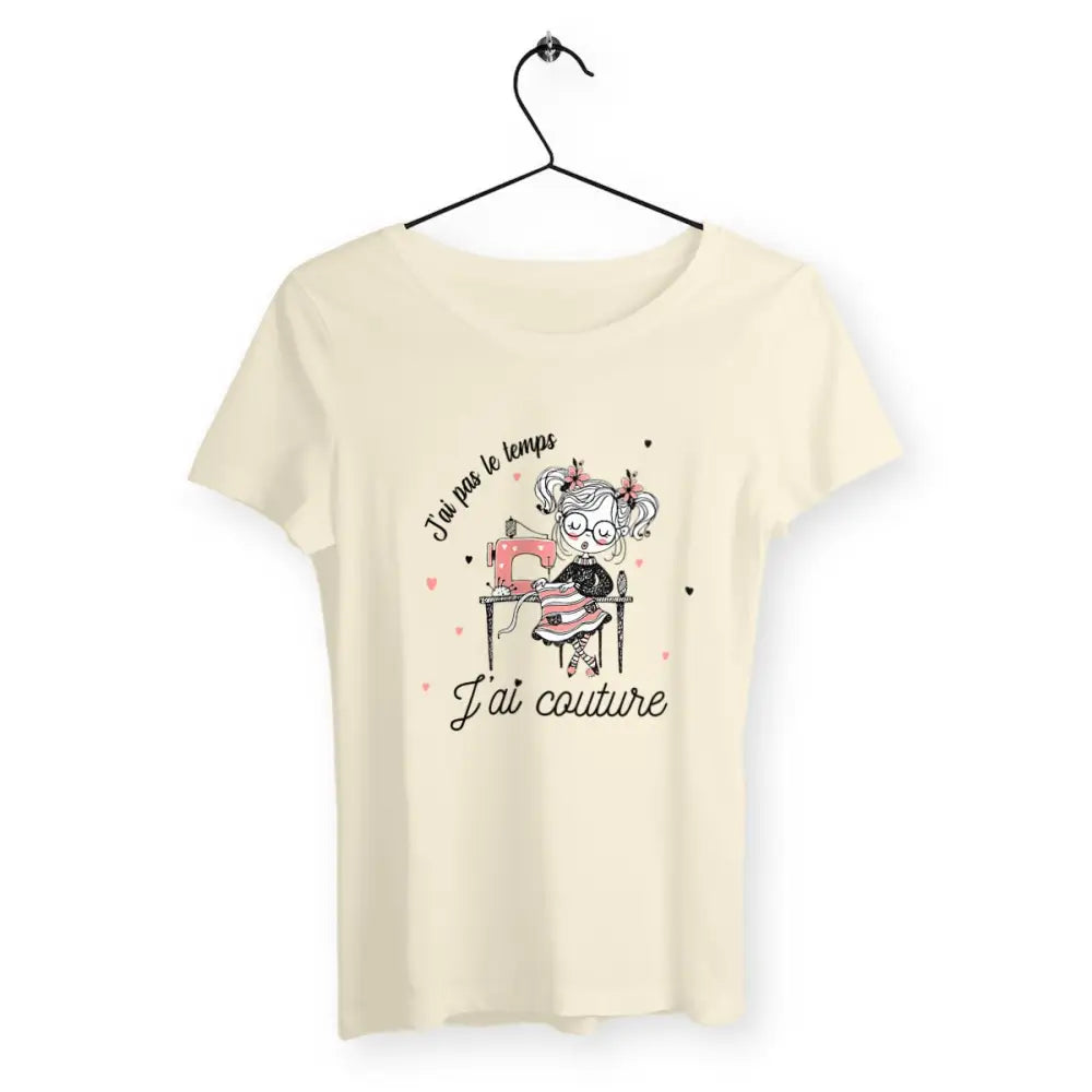 T-shirt femme avec l'inscription "J'ai pas le temps, j'ai couture", un modèle parfait pour les passionnées de couture. Confortable et stylé, il affiche avec humour l'amour pour cette activité créative et minutieuse.