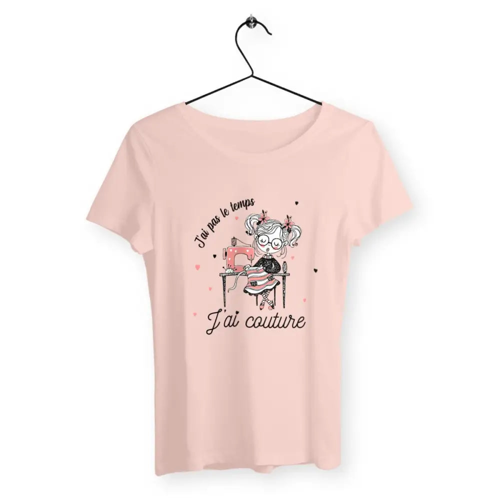 T-shirt femme avec l'inscription "J'ai pas le temps, j'ai couture", un modèle parfait pour les passionnées de couture. Confortable et stylé, il affiche avec humour l'amour pour cette activité créative et minutieuse.
