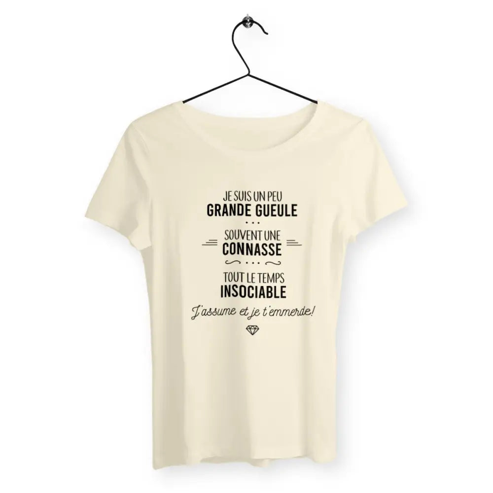 T-shirt femme avec l'inscription "J'assume et je t'emmerde", un modèle audacieux et provocateur pour celles qui n'ont pas peur d'affirmer leur personnalité. Confortable et original, parfait pour afficher une attitude sans compromis.