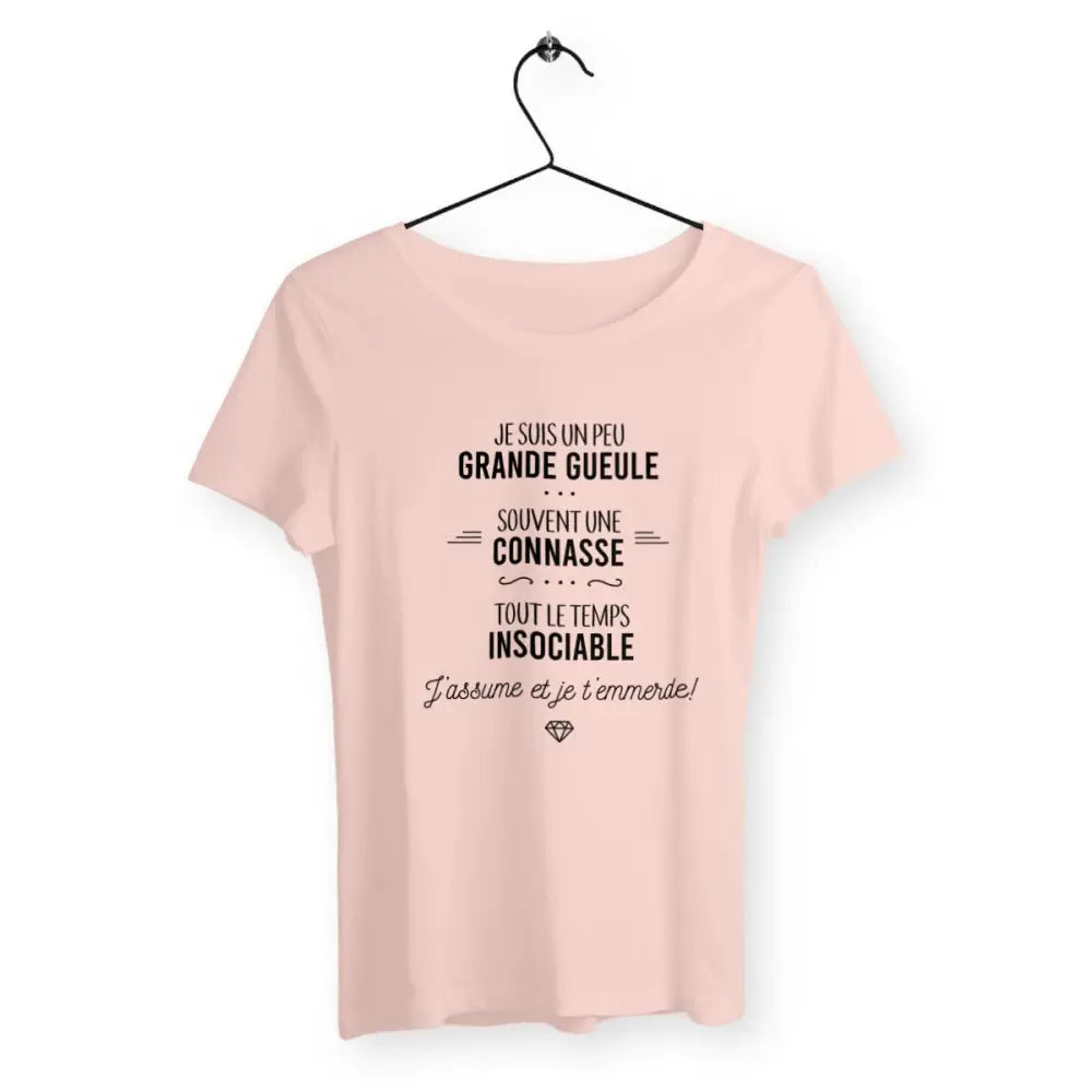 T-shirt femme avec l'inscription "J'assume et je t'emmerde", un modèle audacieux et provocateur pour celles qui n'ont pas peur d'affirmer leur personnalité. Confortable et original, parfait pour afficher une attitude sans compromis.