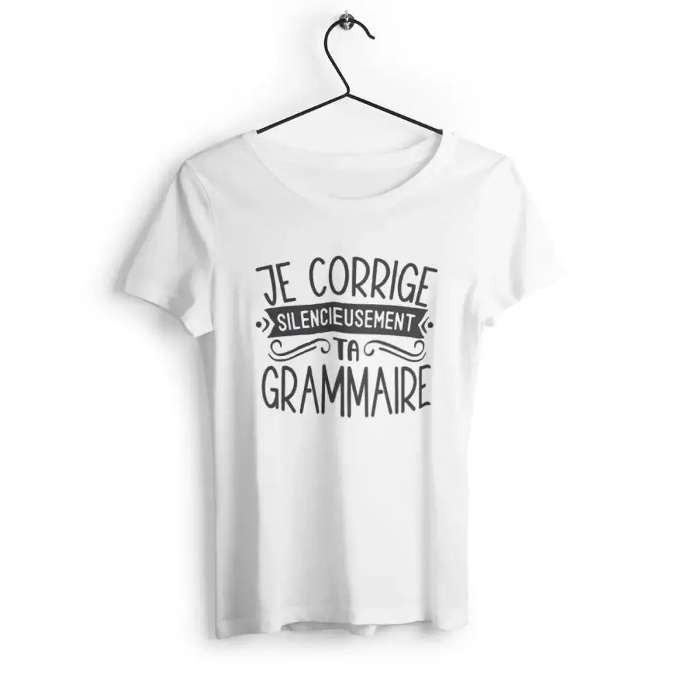 T-shirt femme avec l'inscription 'Je corrige silencieusement ta grammaire' en typographie audacieuse, idéal pour les amatrices de la langue et de l'humour subtil.