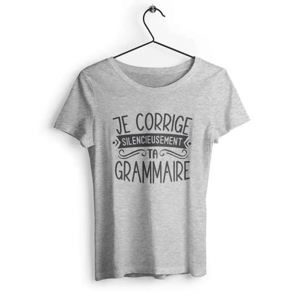 T-shirt femme avec l'inscription 'Je corrige silencieusement ta grammaire' en typographie audacieuse, idéal pour les amatrices de la langue et de l'humour subtil.