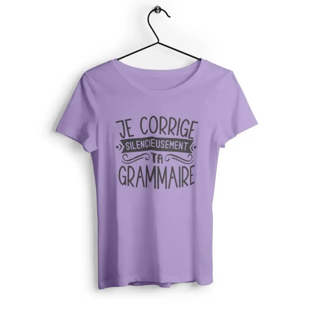 T-shirt femme avec l'inscription 'Je corrige silencieusement ta grammaire' en typographie audacieuse, idéal pour les amatrices de la langue et de l'humour subtil.