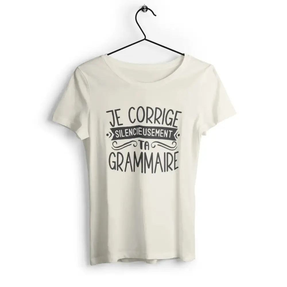 T-shirt femme avec l'inscription 'Je corrige silencieusement ta grammaire' en typographie audacieuse, idéal pour les amatrices de la langue et de l'humour subtil.