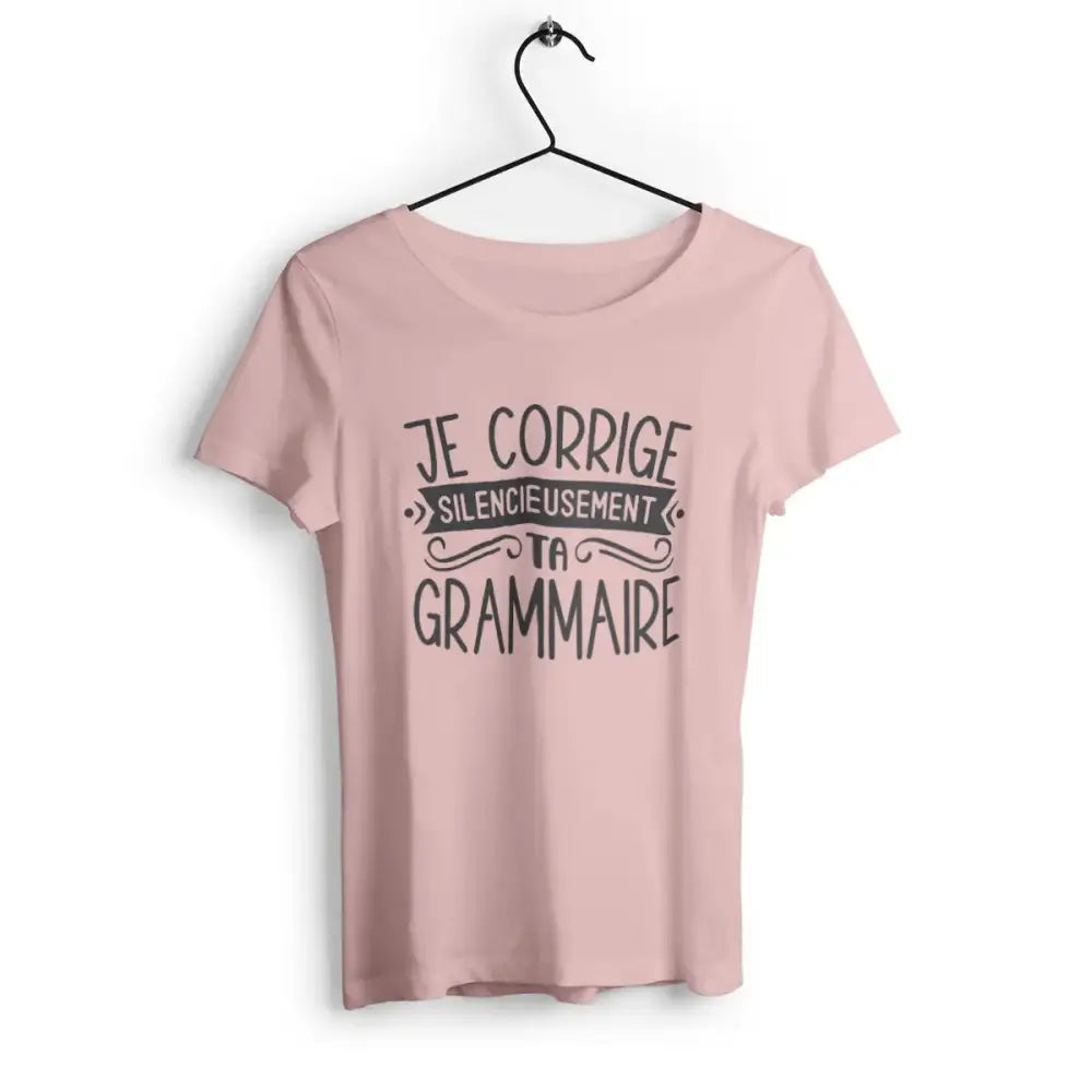 T-shirt femme avec l'inscription 'Je corrige silencieusement ta grammaire' en typographie audacieuse, idéal pour les amatrices de la langue et de l'humour subtil.