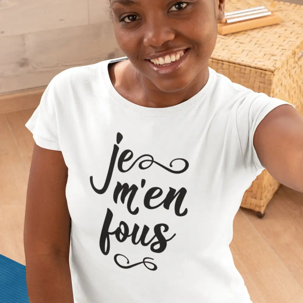 T-shirt femme avec l'inscription 'Je m'en fous', un design audacieux et décontracté, parfait pour afficher une attitude sans compromis avec humour.