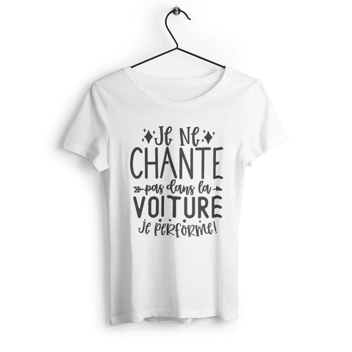 T-shirt femme avec l'inscription 'Je ne chante pas dans la voiture, je performe', parfait pour les passionnées de musique et d'humour, avec un design fun et affirmé.