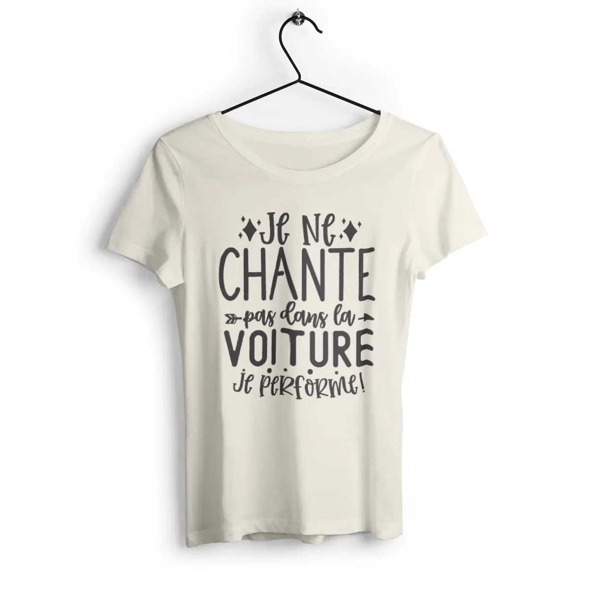 T-shirt femme avec l'inscription 'Je ne chante pas dans la voiture, je performe', parfait pour les passionnées de musique et d'humour, avec un design fun et affirmé.