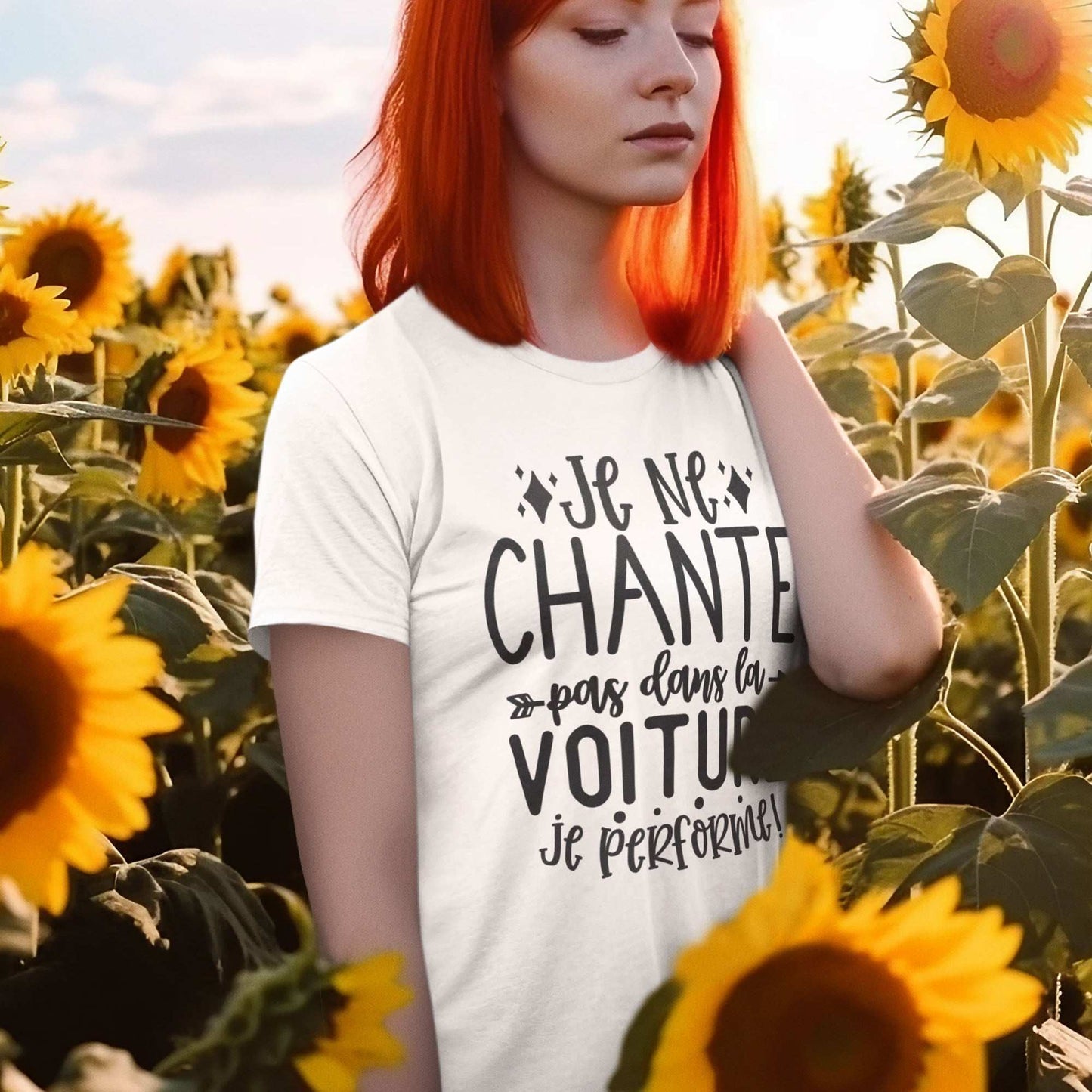 T-shirt femme avec l'inscription 'Je ne chante pas dans la voiture, je performe', parfait pour les passionnées de musique et d'humour, avec un design fun et affirmé.