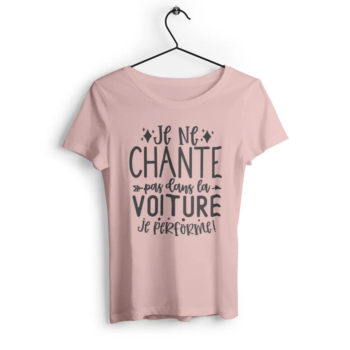 T-shirt femme avec l'inscription 'Je ne chante pas dans la voiture, je performe', parfait pour les passionnées de musique et d'humour, avec un design fun et affirmé.