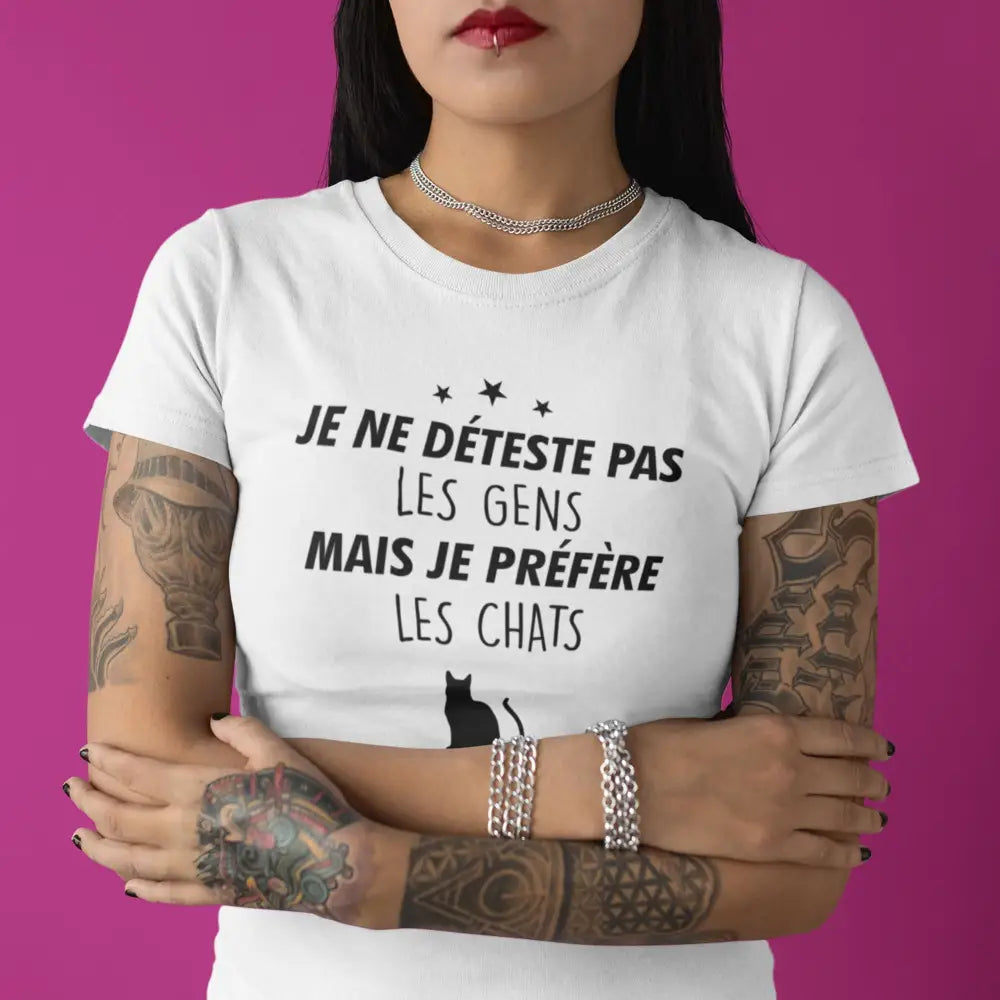 T-shirt femme avec l'inscription "Je ne déteste pas les gens mais je préfère les chats", parfait pour les amoureuses des félins. Confortable et stylé, il affiche un message humoristique et sincère sur la préférence pour les chats avec une touche de personnalité.