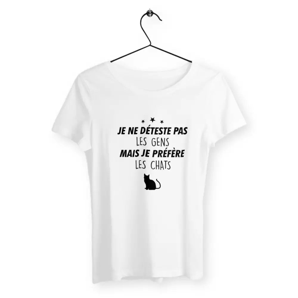 T-shirt femme avec l'inscription "Je ne déteste pas les gens mais je préfère les chats", parfait pour les amoureuses des félins. Confortable et stylé, il affiche un message humoristique et sincère sur la préférence pour les chats avec une touche de personnalité.