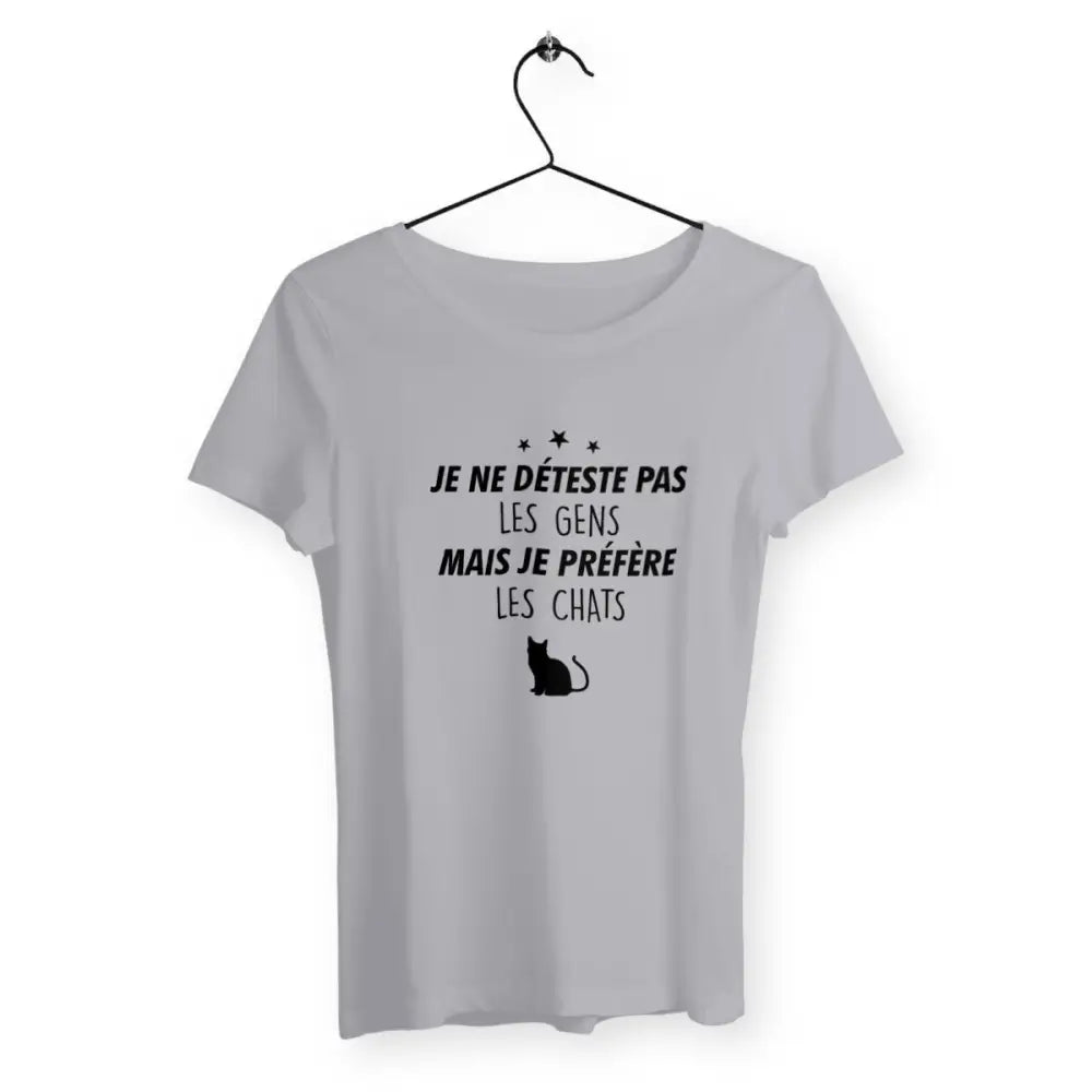 T-shirt femme avec l'inscription "Je ne déteste pas les gens mais je préfère les chats", parfait pour les amoureuses des félins. Confortable et stylé, il affiche un message humoristique et sincère sur la préférence pour les chats avec une touche de personnalité.